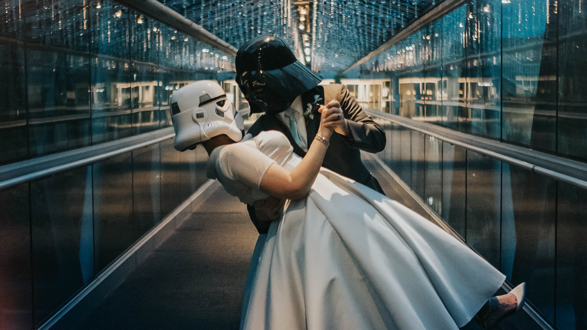 Wedding-couple-on-OSC-bridge