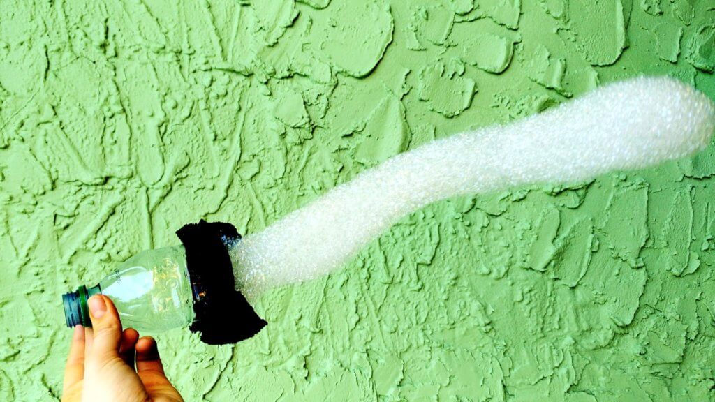 Example of how to make bubble snakes in front of green background