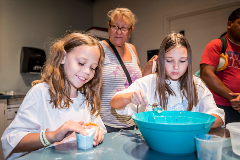 Kids making bath fizzers at the Orlando Science Center