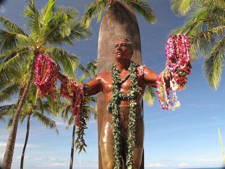 a statue of duke kahanamoku in hawaii