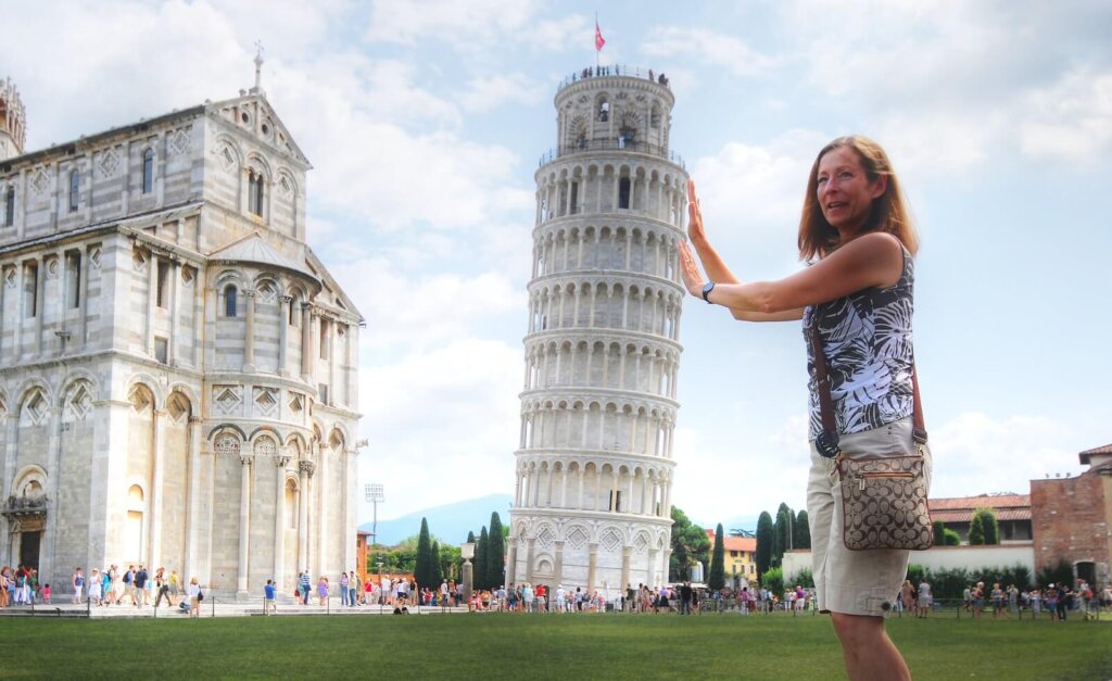 leaning tower of pisa tourist image