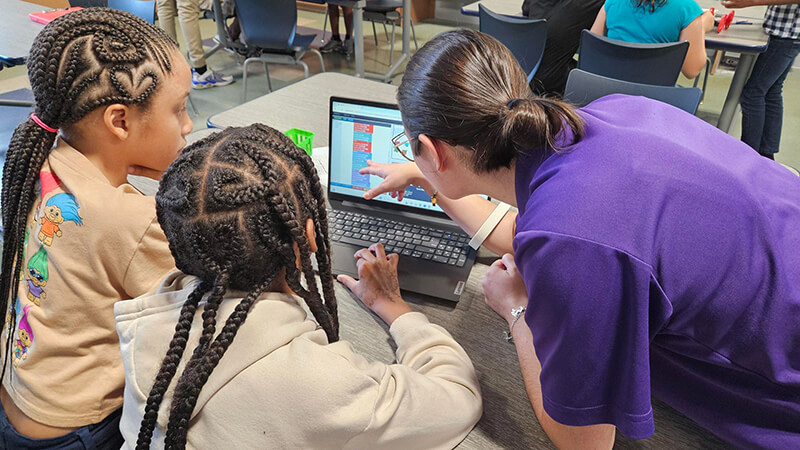 _Naval-STEM-Adventures-Program_800x450 Two students interact on laptop computer along with facilitator during Naval Stem Adventures program.